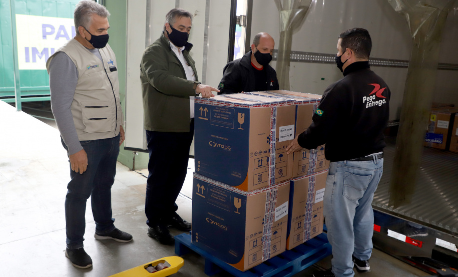 Chegou no Paraná na manhã desta sexta-feira (18) um novo lote com 234.510 vacinas contra a Covid-19. São 143.910 doses do imunizante Comirnaty, produzido pela Pfizer/BioNtech, e 90.600 doses da Coronavac/Butantan. De acordo com a Secretaria de Estado da Saúde (Sesa), as vacinas serão destinadas aos grupos prioritários e população em geral acima de 40 anos. A remessa faz parte da 25ª pauta de distribuição do governo federal. Foto: Ari Dais/AEN