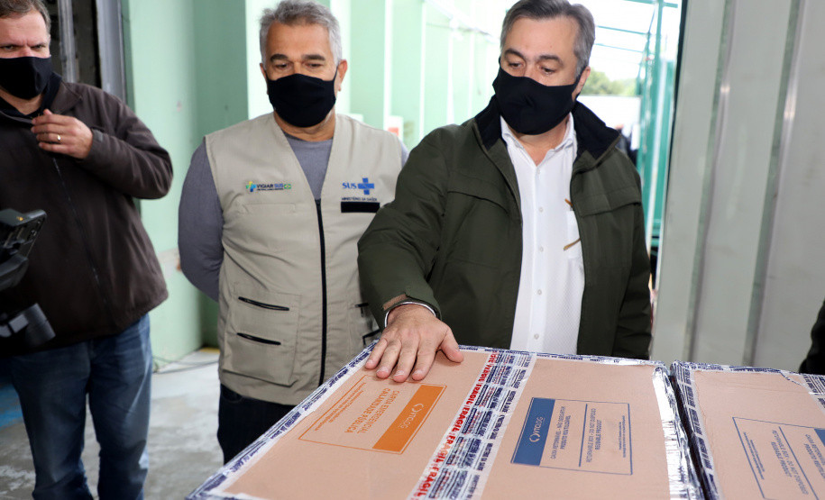 Chegou no Paraná na manhã desta sexta-feira (18) um novo lote com 234.510 vacinas contra a Covid-19. São 143.910 doses do imunizante Comirnaty, produzido pela Pfizer/BioNtech, e 90.600 doses da Coronavac/Butantan. De acordo com a Secretaria de Estado da Saúde (Sesa), as vacinas serão destinadas aos grupos prioritários e população em geral acima de 40 anos. A remessa faz parte da 25ª pauta de distribuição do governo federal. Foto: Ari Dais/AEN