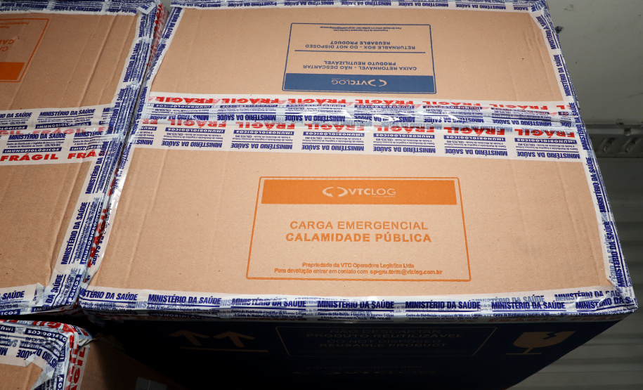 Chegou no Paraná na manhã desta sexta-feira (18) um novo lote com 234.510 vacinas contra a Covid-19. São 143.910 doses do imunizante Comirnaty, produzido pela Pfizer/BioNtech, e 90.600 doses da Coronavac/Butantan. De acordo com a Secretaria de Estado da Saúde (Sesa), as vacinas serão destinadas aos grupos prioritários e população em geral acima de 40 anos. A remessa faz parte da 25ª pauta de distribuição do governo federal. Foto: Ari Dais/AEN