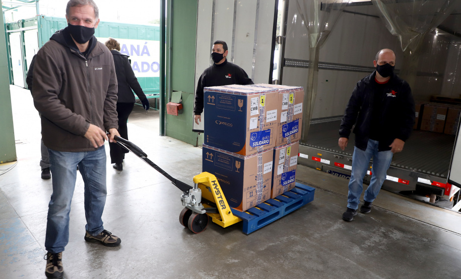 Chegou no Paraná na manhã desta sexta-feira (18) um novo lote com 234.510 vacinas contra a Covid-19. São 143.910 doses do imunizante Comirnaty, produzido pela Pfizer/BioNtech, e 90.600 doses da Coronavac/Butantan. De acordo com a Secretaria de Estado da Saúde (Sesa), as vacinas serão destinadas aos grupos prioritários e população em geral acima de 40 anos. A remessa faz parte da 25ª pauta de distribuição do governo federal. Foto: Ari Dais/AEN