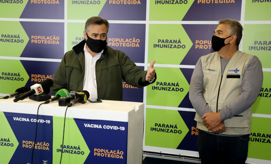 Chegou no Paraná na manhã desta sexta-feira (18) um novo lote com 234.510 vacinas contra a Covid-19. São 143.910 doses do imunizante Comirnaty, produzido pela Pfizer/BioNtech, e 90.600 doses da Coronavac/Butantan. De acordo com a Secretaria de Estado da Saúde (Sesa), as vacinas serão destinadas aos grupos prioritários e população em geral acima de 40 anos. A remessa faz parte da 25ª pauta de distribuição do governo federal. Foto: Ari Dais/AEN