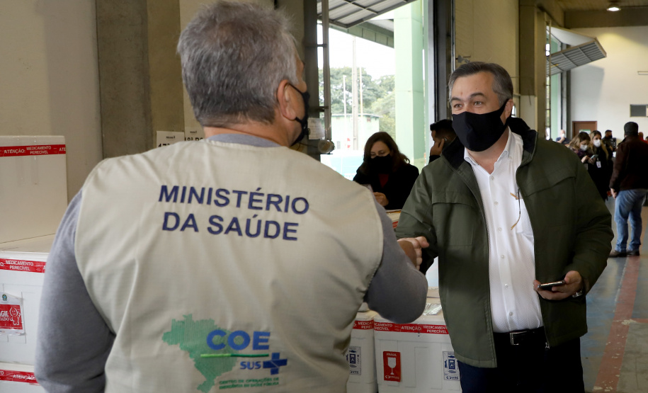 Chegou no Paraná na manhã desta sexta-feira (18) um novo lote com 234.510 vacinas contra a Covid-19. São 143.910 doses do imunizante Comirnaty, produzido pela Pfizer/BioNtech, e 90.600 doses da Coronavac/Butantan. De acordo com a Secretaria de Estado da Saúde (Sesa), as vacinas serão destinadas aos grupos prioritários e população em geral acima de 40 anos. A remessa faz parte da 25ª pauta de distribuição do governo federal. Foto: Ari Dais/AEN