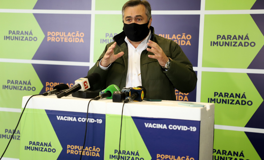 Chegou no Paraná na manhã desta sexta-feira (18) um novo lote com 234.510 vacinas contra a Covid-19. São 143.910 doses do imunizante Comirnaty, produzido pela Pfizer/BioNtech, e 90.600 doses da Coronavac/Butantan. De acordo com a Secretaria de Estado da Saúde (Sesa), as vacinas serão destinadas aos grupos prioritários e população em geral acima de 40 anos. A remessa faz parte da 25ª pauta de distribuição do governo federal. Foto: Ari Dais/AEN