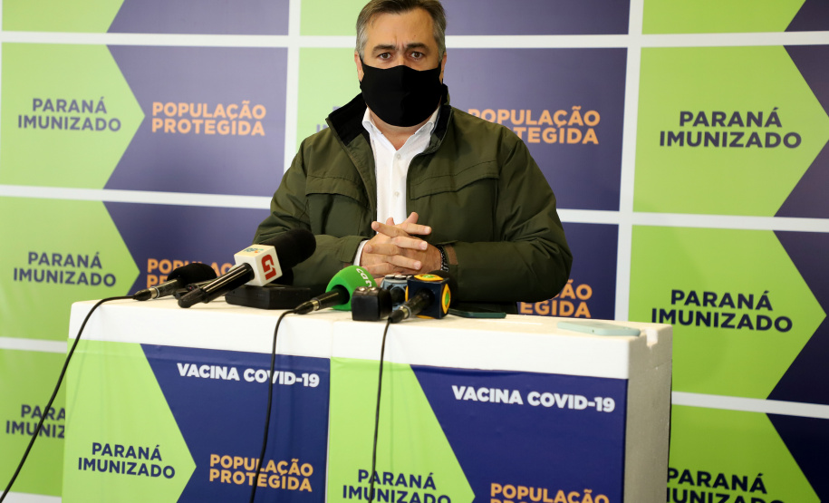 Chegou no Paraná na manhã desta sexta-feira (18) um novo lote com 234.510 vacinas contra a Covid-19. São 143.910 doses do imunizante Comirnaty, produzido pela Pfizer/BioNtech, e 90.600 doses da Coronavac/Butantan. De acordo com a Secretaria de Estado da Saúde (Sesa), as vacinas serão destinadas aos grupos prioritários e população em geral acima de 40 anos. A remessa faz parte da 25ª pauta de distribuição do governo federal. Foto: Ari Dais/AEN