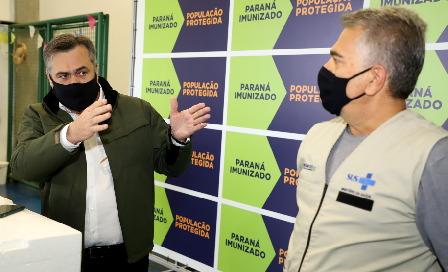 Chegou no Paraná na manhã desta sexta-feira (18) um novo lote com 234.510 vacinas contra a Covid-19. São 143.910 doses do imunizante Comirnaty, produzido pela Pfizer/BioNtech, e 90.600 doses da Coronavac/Butantan. De acordo com a Secretaria de Estado da Saúde (Sesa), as vacinas serão destinadas aos grupos prioritários e população em geral acima de 40 anos. A remessa faz parte da 25ª pauta de distribuição do governo federal. Foto: Ari Dais/AEN