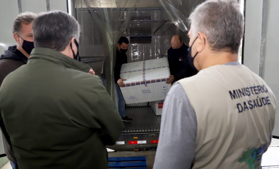 Chegou no Paraná na manhã desta sexta-feira (18) um novo lote com 234.510 vacinas contra a Covid-19. São 143.910 doses do imunizante Comirnaty, produzido pela Pfizer/BioNtech, e 90.600 doses da Coronavac/Butantan. De acordo com a Secretaria de Estado da Saúde (Sesa), as vacinas serão destinadas aos grupos prioritários e população em geral acima de 40 anos. A remessa faz parte da 25ª pauta de distribuição do governo federal. Foto: Ari Dais/AEN