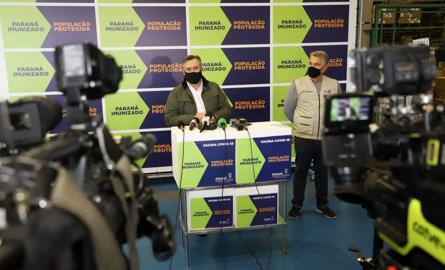 Chegou no Paraná na manhã desta sexta-feira (18) um novo lote com 234.510 vacinas contra a Covid-19. São 143.910 doses do imunizante Comirnaty, produzido pela Pfizer/BioNtech, e 90.600 doses da Coronavac/Butantan. De acordo com a Secretaria de Estado da Saúde (Sesa), as vacinas serão destinadas aos grupos prioritários e população em geral acima de 40 anos. A remessa faz parte da 25ª pauta de distribuição do governo federal. Foto: Ari Dais/AEN