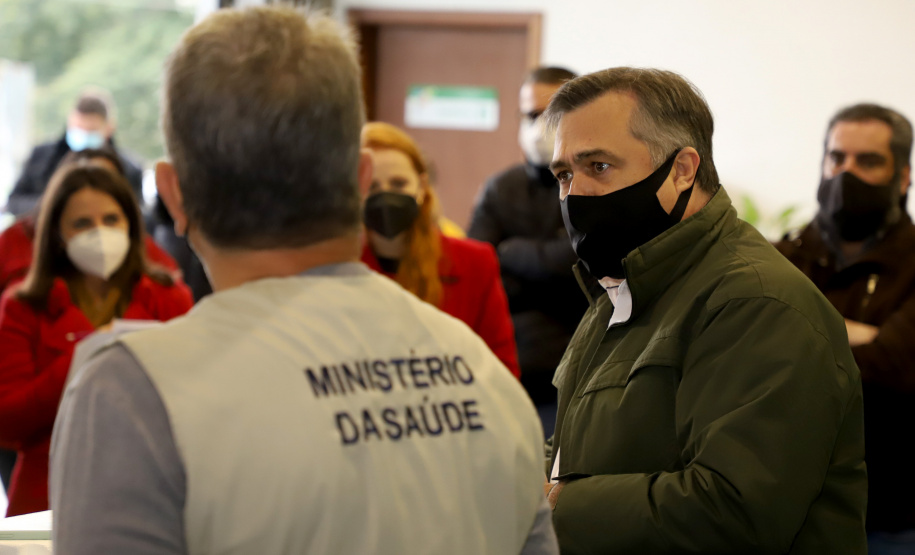 Chegou no Paraná na manhã desta sexta-feira (18) um novo lote com 234.510 vacinas contra a Covid-19. São 143.910 doses do imunizante Comirnaty, produzido pela Pfizer/BioNtech, e 90.600 doses da Coronavac/Butantan. De acordo com a Secretaria de Estado da Saúde (Sesa), as vacinas serão destinadas aos grupos prioritários e população em geral acima de 40 anos. A remessa faz parte da 25ª pauta de distribuição do governo federal. Foto: Ari Dais/AEN