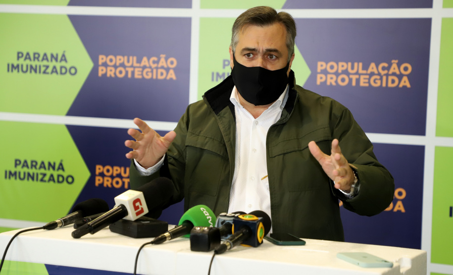 Chegou no Paraná na manhã desta sexta-feira (18) um novo lote com 234.510 vacinas contra a Covid-19. São 143.910 doses do imunizante Comirnaty, produzido pela Pfizer/BioNtech, e 90.600 doses da Coronavac/Butantan. De acordo com a Secretaria de Estado da Saúde (Sesa), as vacinas serão destinadas aos grupos prioritários e população em geral acima de 40 anos. A remessa faz parte da 25ª pauta de distribuição do governo federal. Foto: Ari Dais/AEN