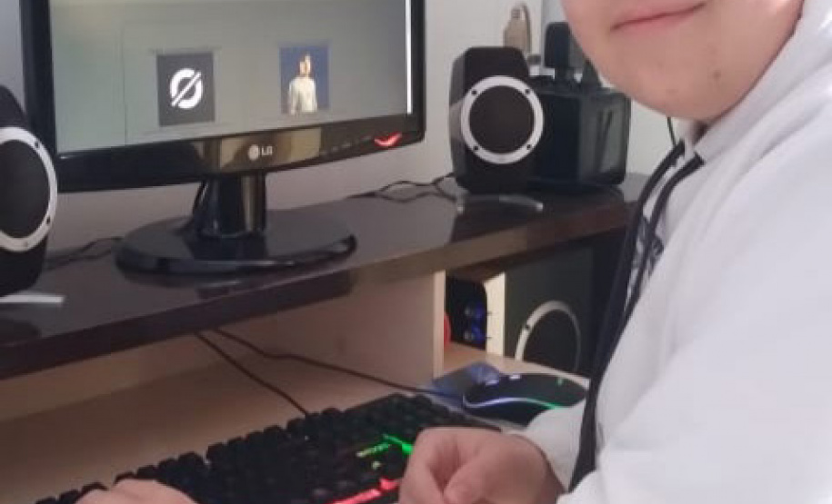 Aluno do EduTech desenvolve site de notícias sobre música. Willian Mateus Uss (15), aluno do 1º ano do Ensino Médio do Colégio Estadual do Campo Professor Estanislau Wrublewski, no Distrito de Santana, em Cruz Machado. Ele está desenvolvendo um site de notícias sobre os lançamentos do mundo do funk — gênero musical de que mais gosta. - Curitiba, 18/06/2021 - Foto: SEED