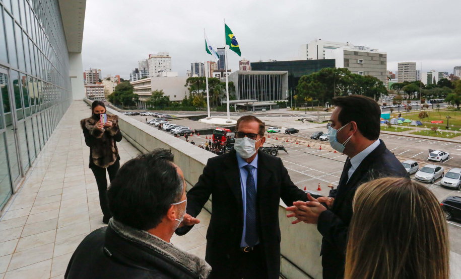 O governador Carlos Massa Ratinho Junior recebeu nesta sexta-feira (18) o atual presidente do Supremo Tribunal de Justiça, ministro Humberto Martins, para aproximar o relacionamento entre a instituição federal e os poderes executivo e judiciário do Paraná. A visita do ministro foi realizada no Palácio Iguaçu. Foto: Jonathan Campos/AEN