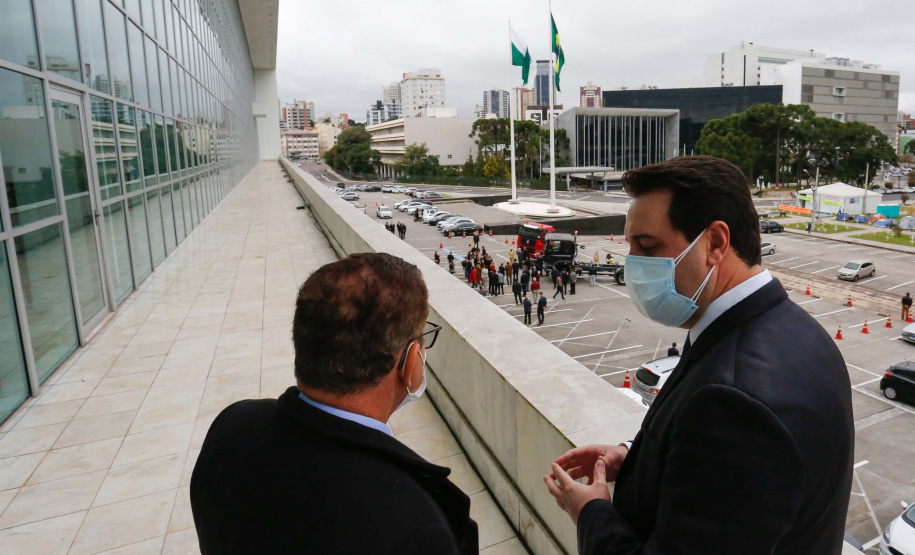O governador Carlos Massa Ratinho Junior recebeu nesta sexta-feira (18) o atual presidente do Supremo Tribunal de Justiça, ministro Humberto Martins, para aproximar o relacionamento entre a instituição federal e os poderes executivo e judiciário do Paraná. A visita do ministro foi realizada no Palácio Iguaçu. Foto: Jonathan Campos/AEN