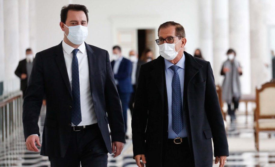 O governador Carlos Massa Ratinho Junior recebeu nesta sexta-feira (18) o atual presidente do Supremo Tribunal de Justiça, ministro Humberto Martins, para aproximar o relacionamento entre a instituição federal e os poderes executivo e judiciário do Paraná. A visita do ministro foi realizada no Palácio Iguaçu. Foto: Jonathan Campos/AEN