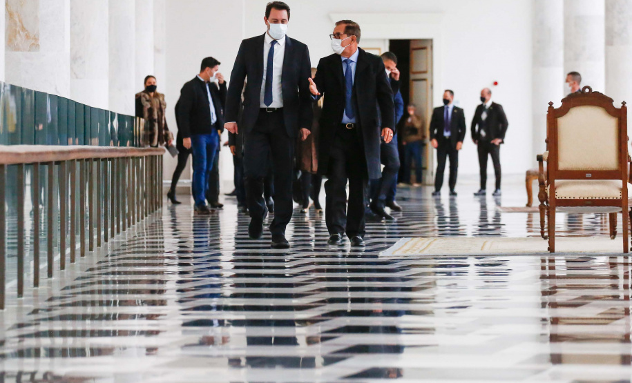 O governador Carlos Massa Ratinho Junior recebeu nesta sexta-feira (18) o atual presidente do Supremo Tribunal de Justiça, ministro Humberto Martins, para aproximar o relacionamento entre a instituição federal e os poderes executivo e judiciário do Paraná. A visita do ministro foi realizada no Palácio Iguaçu. Foto: Jonathan Campos/AEN