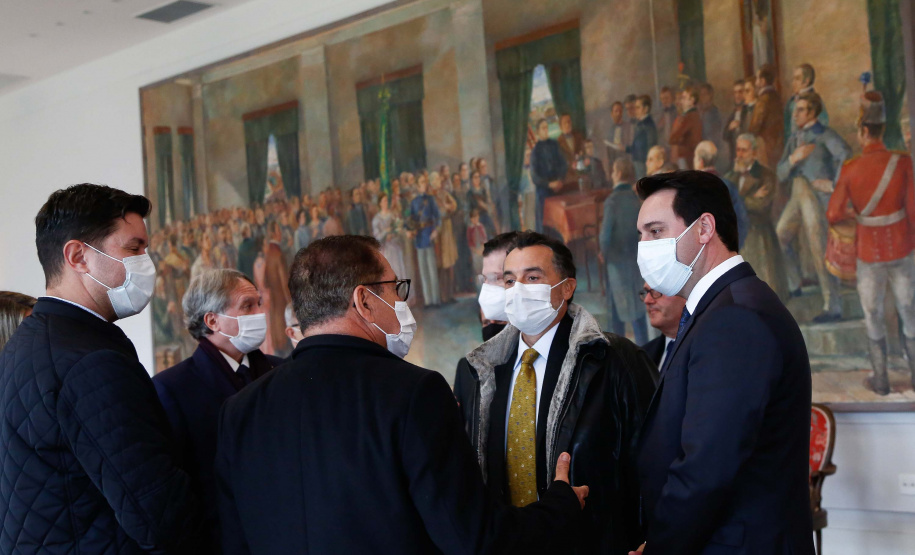 O governador Carlos Massa Ratinho Junior recebeu nesta sexta-feira (18) o atual presidente do Supremo Tribunal de Justiça, ministro Humberto Martins, para aproximar o relacionamento entre a instituição federal e os poderes executivo e judiciário do Paraná. A visita do ministro foi realizada no Palácio Iguaçu. Foto: Jonathan Campos/AEN