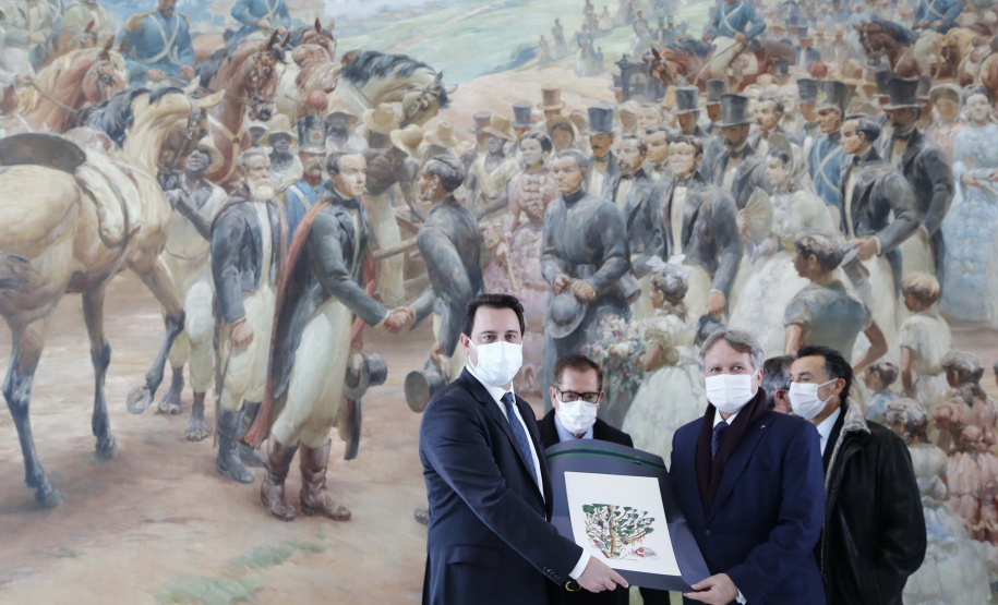 O governador Carlos Massa Ratinho Junior recebeu nesta sexta-feira (18) o atual presidente do Supremo Tribunal de Justiça, ministro Humberto Martins, para aproximar o relacionamento entre a instituição federal e os poderes executivo e judiciário do Paraná. A visita do ministro foi realizada no Palácio Iguaçu. Foto: Jonathan Campos/AEN