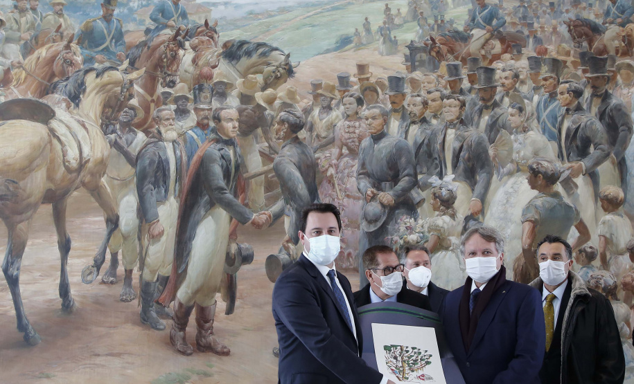 O governador Carlos Massa Ratinho Junior recebeu nesta sexta-feira (18) o atual presidente do Supremo Tribunal de Justiça, ministro Humberto Martins, para aproximar o relacionamento entre a instituição federal e os poderes executivo e judiciário do Paraná. A visita do ministro foi realizada no Palácio Iguaçu. Foto: Jonathan Campos/AEN