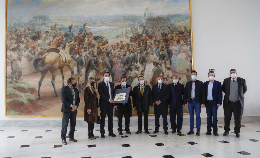 O governador Carlos Massa Ratinho Junior recebeu nesta sexta-feira (18) o atual presidente do Supremo Tribunal de Justiça, ministro Humberto Martins, para aproximar o relacionamento entre a instituição federal e os poderes executivo e judiciário do Paraná. A visita do ministro foi realizada no Palácio Iguaçu. Foto: Jonathan Campos/AEN