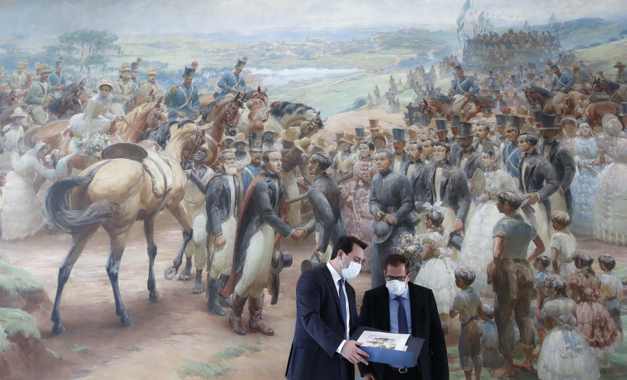 O governador Carlos Massa Ratinho Junior recebeu nesta sexta-feira (18) o atual presidente do Supremo Tribunal de Justiça, ministro Humberto Martins, para aproximar o relacionamento entre a instituição federal e os poderes executivo e judiciário do Paraná. A visita do ministro foi realizada no Palácio Iguaçu. Foto: Jonathan Campos/AEN