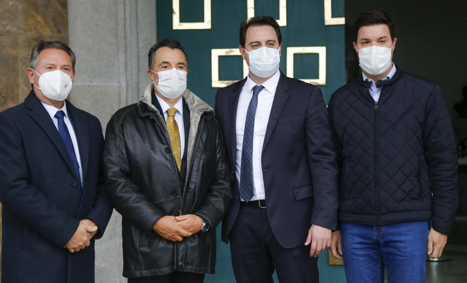 O governador Carlos Massa Ratinho Junior recebeu nesta sexta-feira (18) o atual presidente do Supremo Tribunal de Justiça, ministro Humberto Martins, para aproximar o relacionamento entre a instituição federal e os poderes executivo e judiciário do Paraná. A visita do ministro foi realizada no Palácio Iguaçu. Foto: Jonathan Campos/AEN