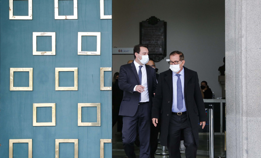 O governador Carlos Massa Ratinho Junior recebeu nesta sexta-feira (18) o atual presidente do Supremo Tribunal de Justiça, ministro Humberto Martins, para aproximar o relacionamento entre a instituição federal e os poderes executivo e judiciário do Paraná. A visita do ministro foi realizada no Palácio Iguaçu. Foto: Jonathan Campos/AEN