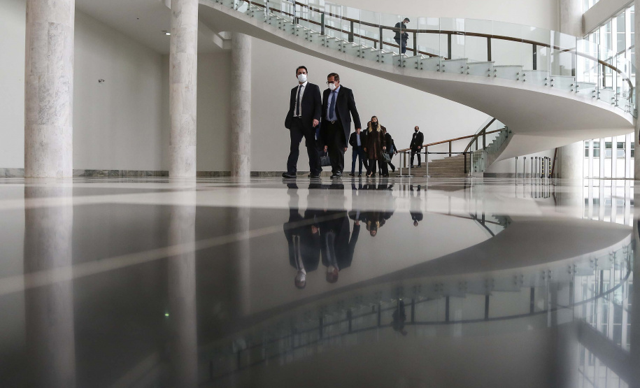 O governador Carlos Massa Ratinho Junior recebeu nesta sexta-feira (18) o atual presidente do Supremo Tribunal de Justiça, ministro Humberto Martins, para aproximar o relacionamento entre a instituição federal e os poderes executivo e judiciário do Paraná. A visita do ministro foi realizada no Palácio Iguaçu. Foto: Jonathan Campos/AEN