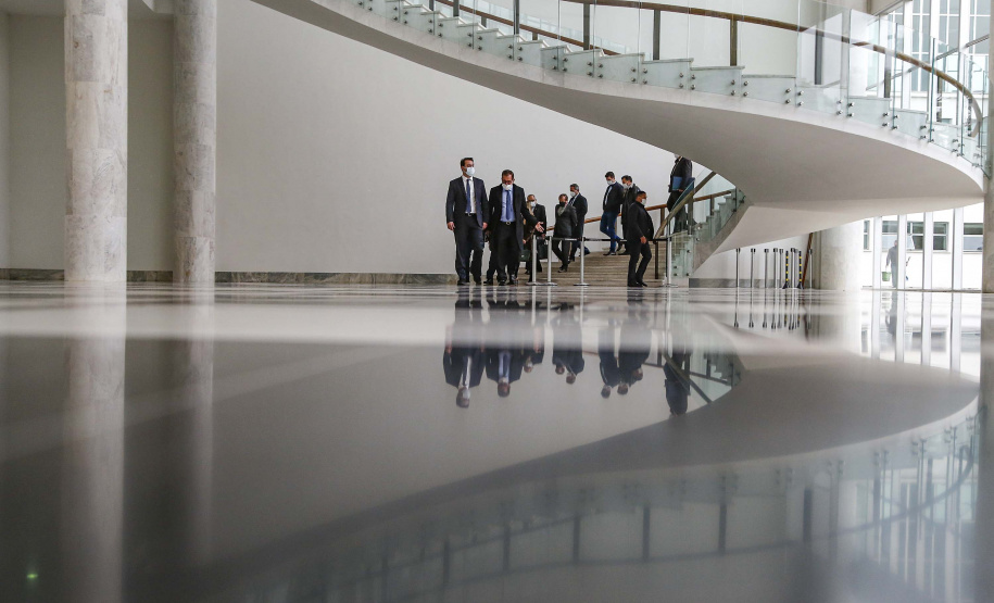O governador Carlos Massa Ratinho Junior recebeu nesta sexta-feira (18) o atual presidente do Supremo Tribunal de Justiça, ministro Humberto Martins, para aproximar o relacionamento entre a instituição federal e os poderes executivo e judiciário do Paraná. A visita do ministro foi realizada no Palácio Iguaçu. Foto: Jonathan Campos/AEN