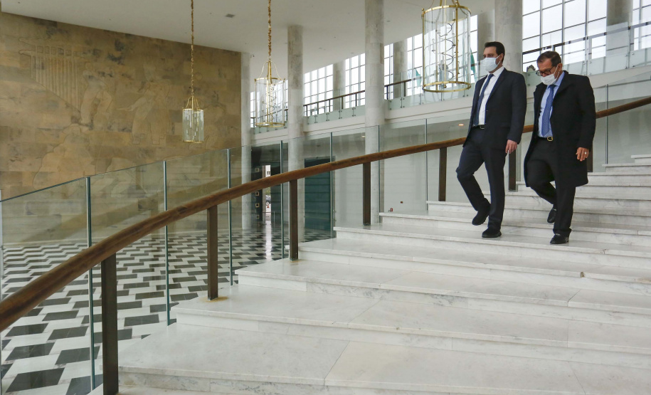 O governador Carlos Massa Ratinho Junior recebeu nesta sexta-feira (18) o atual presidente do Supremo Tribunal de Justiça, ministro Humberto Martins, para aproximar o relacionamento entre a instituição federal e os poderes executivo e judiciário do Paraná. A visita do ministro foi realizada no Palácio Iguaçu. Foto: Jonathan Campos/AEN