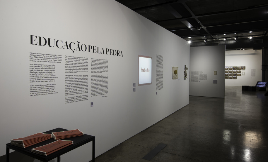 Educação pela Pedra, a exposição que marca a primeira ação da parceria entre o Museu Paranaense e a Fundação Joaquim Nabuco (Fundaj) de Recife (PE), teve seu período de visitação prorrogado até o dia 26 de setembro deste ano