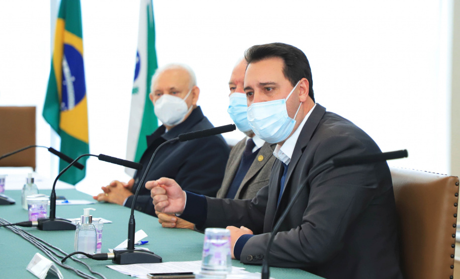 O governador Carlos Massa Ratinho Junior lançou nesta segunda-feira (21), no Palácio Iguaçu, o edital de licitação da primeira fase das obras de recuperação da orla de Matinhos, no Litoral do Paraná. - Curitiba, 21/06/2021 - Foto: José Fernando Ogura/AEN