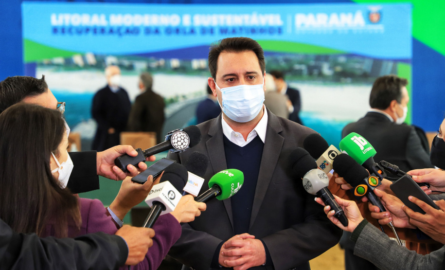 O governador Carlos Massa Ratinho Junior lançou nesta segunda-feira (21), no Palácio Iguaçu, o edital de licitação da primeira fase das obras de recuperação da orla de Matinhos, no Litoral do Paraná. - Curitiba, 21/06/2021 - Foto: José Fernando Ogura/AEN