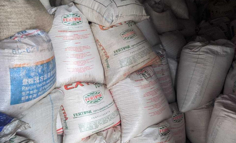 Forças de Segurança retomam ações conjuntas nos portos do Paraná - APREENSÕES - Foram fiscalizados cinco endereços no Bairro Guadalupe e, em um só local, encontradas cerca de 15 toneladas de produtos oriundos da vazada, acondicionados em um galpão. Os envolvidos foram encaminhados para a Delegacia. - Foto: Divulgação Portos do Paraná