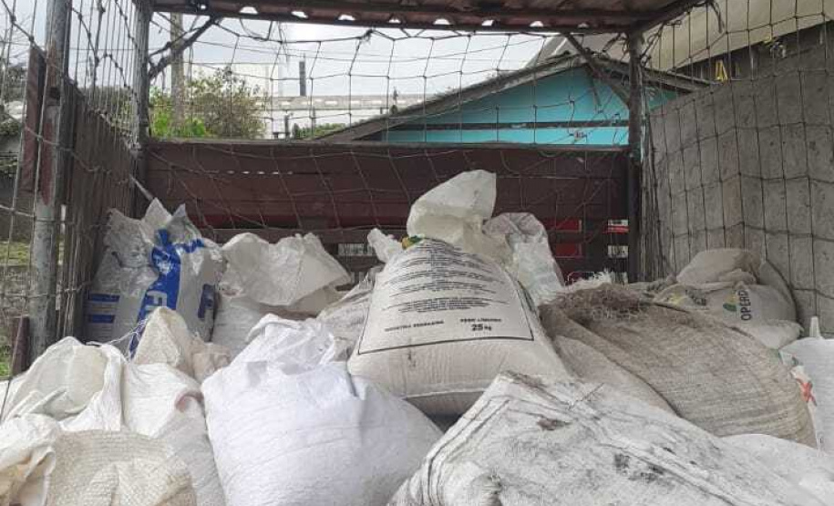 Forças de Segurança retomam ações conjuntas nos portos do Paraná - APREENSÕES - Foram fiscalizados cinco endereços no Bairro Guadalupe e, em um só local, encontradas cerca de 15 toneladas de produtos oriundos da vazada, acondicionados em um galpão. Os envolvidos foram encaminhados para a Delegacia. - Foto: Divulgação Portos do Paraná