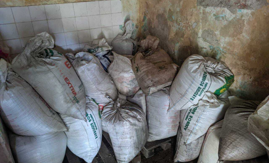 Forças de Segurança retomam ações conjuntas nos portos do Paraná - APREENSÕES - Foram fiscalizados cinco endereços no Bairro Guadalupe e, em um só local, encontradas cerca de 15 toneladas de produtos oriundos da vazada, acondicionados em um galpão. Os envolvidos foram encaminhados para a Delegacia. - Foto: Divulgação Portos do Paraná