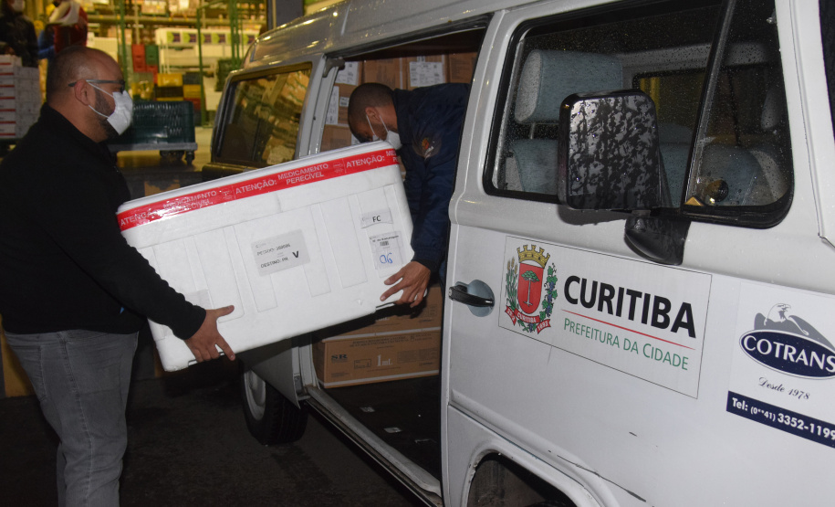 A Secretaria de Estado da Saúde (Sesa) enviou mais 34.710 vacinas contra a Covid-19 para o município de Curitiba nesta sexta-feira (18). Os imunizantes fazem parte da 25ª pauta de distribuição do Ministério da Saúde, recebida ainda nesta manhã. Ao todo são 28.380 doses da vacina Pfizer/BioNTech e 6.330 doses de CoronaVac/Butantan. - Curitiba, 18/06/2021 - Foto: Américo Antonio/SESA