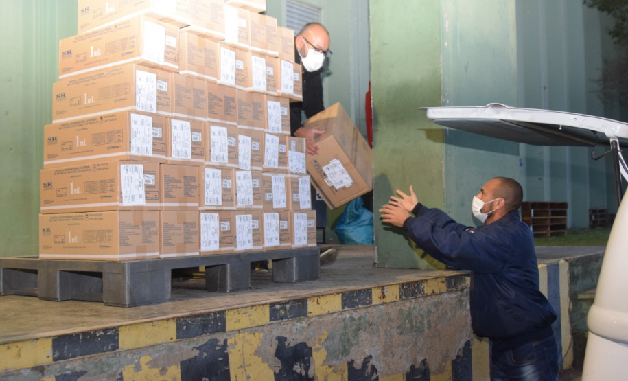 A Secretaria de Estado da Saúde enviou mais 34.710 vacinas contra a Covid-19 para o município de Curitiba nesta sexta-feira (18). Os imunizantes fazem parte da 25ª pauta de distribuição do Ministério da Saúde, recebida ainda nesta manhã. Ao todo são 28.380 doses da vacina Pfizer/BioNTech e 6.330 da CoronaVac/Butantan. - Curitiba, 18/06/2021 - Foto: Américo Antonio/SESA