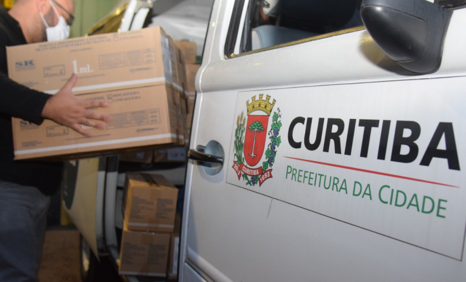 A Secretaria de Estado da Saúde enviou mais 34.710 vacinas contra a Covid-19 para o município de Curitiba nesta sexta-feira (18). Os imunizantes fazem parte da 25ª pauta de distribuição do Ministério da Saúde, recebida ainda nesta manhã. Ao todo são 28.380 doses da vacina Pfizer/BioNTech e 6.330 da CoronaVac/Butantan. - Curitiba, 18/06/2021 - Foto: Américo Antonio/SESA