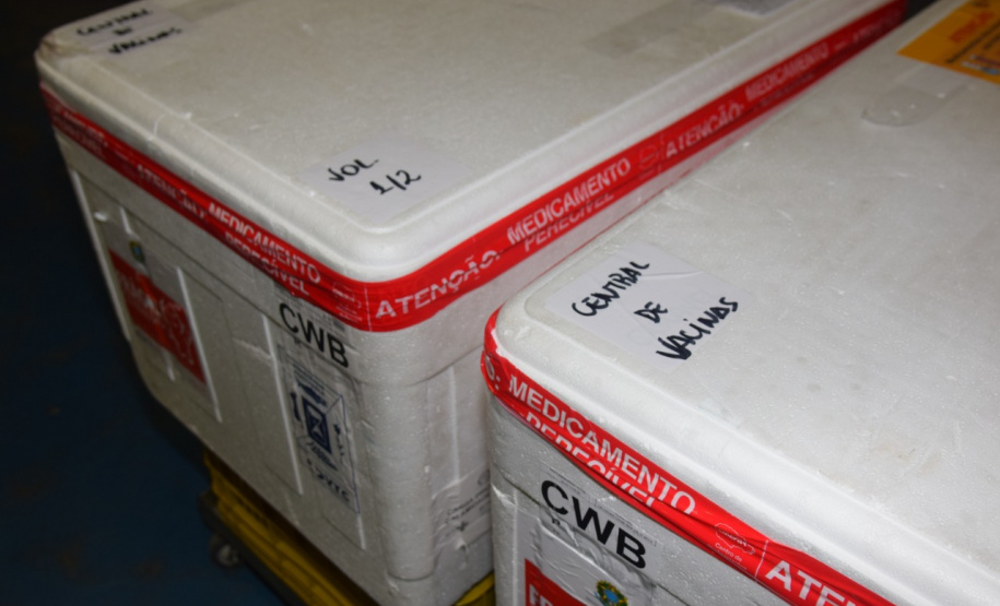 A Secretaria de Estado da Saúde enviou mais 34.710 vacinas contra a Covid-19 para o município de Curitiba nesta sexta-feira (18). Os imunizantes fazem parte da 25ª pauta de distribuição do Ministério da Saúde, recebida ainda nesta manhã. Ao todo são 28.380 doses da vacina Pfizer/BioNTech e 6.330 da CoronaVac/Butantan. - Curitiba, 18/06/2021 - Foto: Américo Antonio/SESA