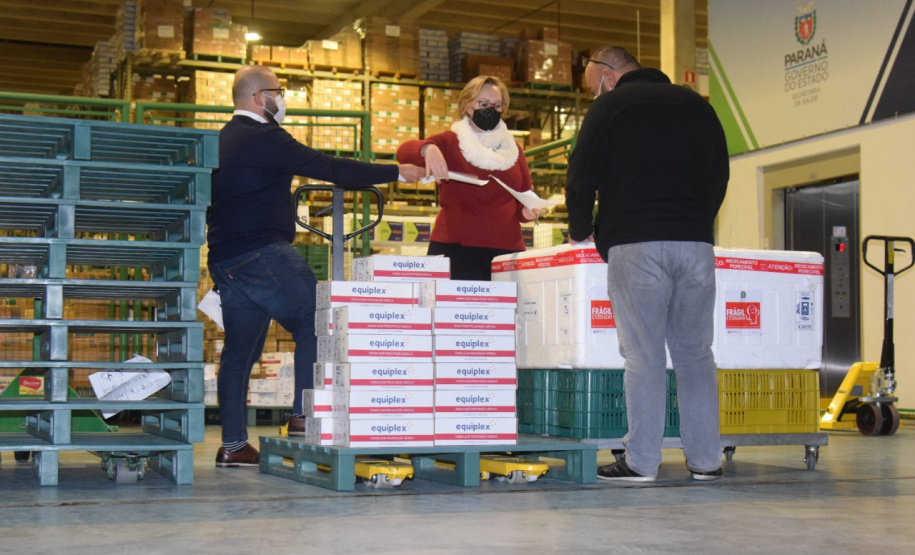 A Secretaria de Estado da Saúde enviou mais 34.710 vacinas contra a Covid-19 para o município de Curitiba nesta sexta-feira (18). Os imunizantes fazem parte da 25ª pauta de distribuição do Ministério da Saúde, recebida ainda nesta manhã. Ao todo são 28.380 doses da vacina Pfizer/BioNTech e 6.330 da CoronaVac/Butantan. - Curitiba, 18/06/2021 - Foto: Américo Antonio/SESA