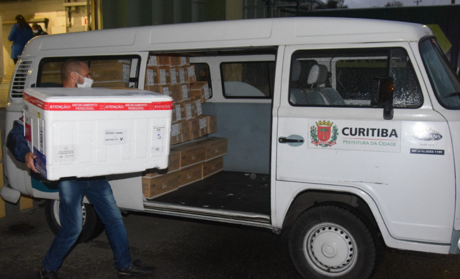 A Secretaria de Estado da Saúde enviou mais 34.710 vacinas contra a Covid-19 para o município de Curitiba nesta sexta-feira (18). Os imunizantes fazem parte da 25ª pauta de distribuição do Ministério da Saúde, recebida ainda nesta manhã. Ao todo são 28.380 doses da vacina Pfizer/BioNTech e 6.330 da CoronaVac/Butantan. - Curitiba, 18/06/2021 - Foto: Américo Antonio/SESA