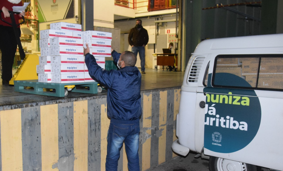 A Secretaria de Estado da Saúde enviou mais 34.710 vacinas contra a Covid-19 para o município de Curitiba nesta sexta-feira (18). Os imunizantes fazem parte da 25ª pauta de distribuição do Ministério da Saúde, recebida ainda nesta manhã. Ao todo são 28.380 doses da vacina Pfizer/BioNTech e 6.330 da CoronaVac/Butantan. - Curitiba, 18/06/2021 - Foto: Américo Antonio/SESA