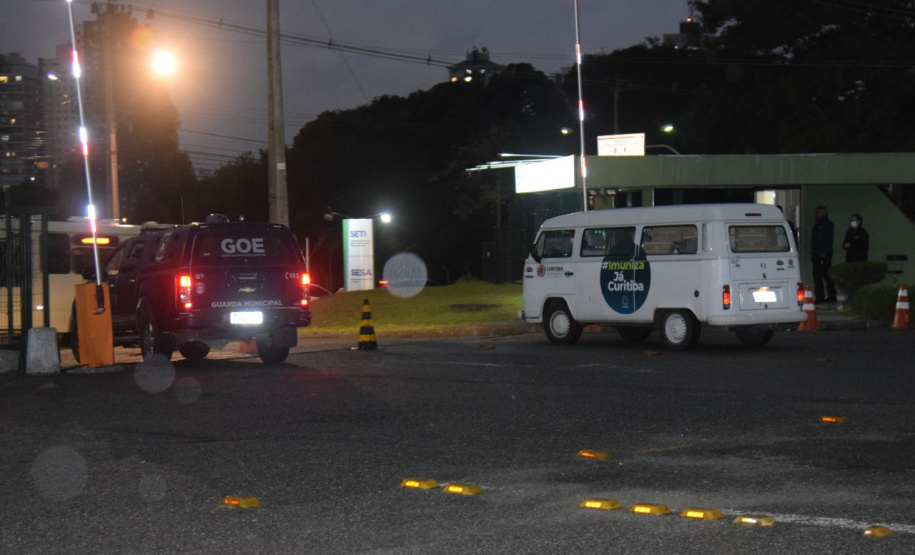 A Secretaria de Estado da Saúde enviou mais 34.710 vacinas contra a Covid-19 para o município de Curitiba nesta sexta-feira (18). Os imunizantes fazem parte da 25ª pauta de distribuição do Ministério da Saúde, recebida ainda nesta manhã. Ao todo são 28.380 doses da vacina Pfizer/BioNTech e 6.330 da CoronaVac/Butantan. - Curitiba, 18/06/2021 - Foto: Américo Antonio/SESA