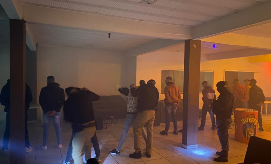 Ação integrada flagra 212 pessoas e interdita cinco pontos comerciais em Curitiba