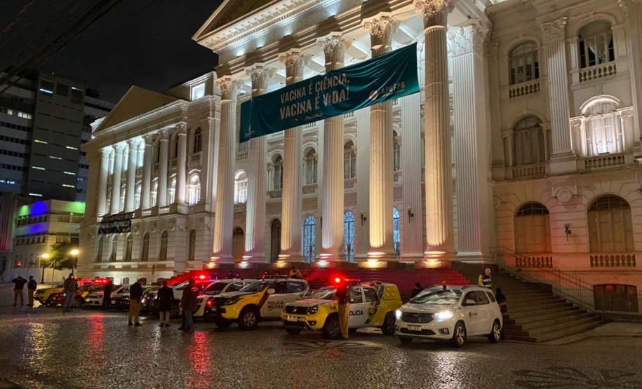 Ação integrada flagra 212 pessoas e interdita cinco pontos comerciais em Curitiba