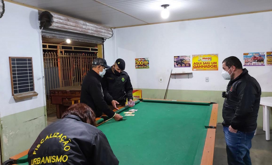 As operações deste final de semana da Ação Integrada de Fiscalização Urbana (AIFU) contra o descumprimento das medidas de enfrentamento da Covid-19 resultaram em 17 estabelecimentos comerciais interditados e 40 autuações administrativas lavradas. O balanço leva em consideração a atuação entre quinta-feira (17) e domingo (20).  -  Curitiba, 20/06/2021  -  Foto: AIFU/SESP-PR