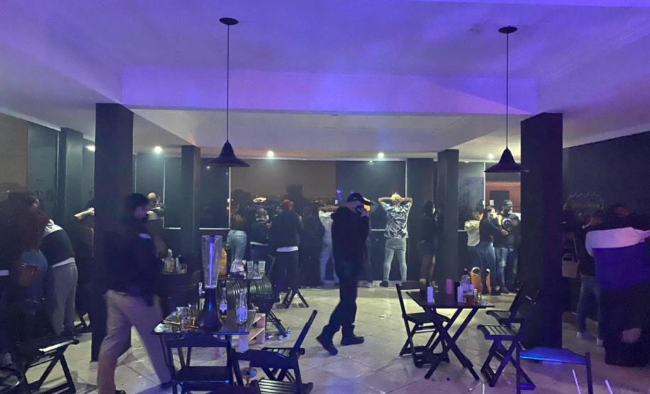 As operações deste final de semana da Ação Integrada de Fiscalização Urbana (AIFU) contra o descumprimento das medidas de enfrentamento da Covid-19 resultaram em 17 estabelecimentos comerciais interditados e 40 autuações administrativas lavradas. O balanço leva em consideração a atuação entre quinta-feira (17) e domingo (20).  -  Curitiba, 20/06/2021  -  Foto: AIFU/SESP-PR