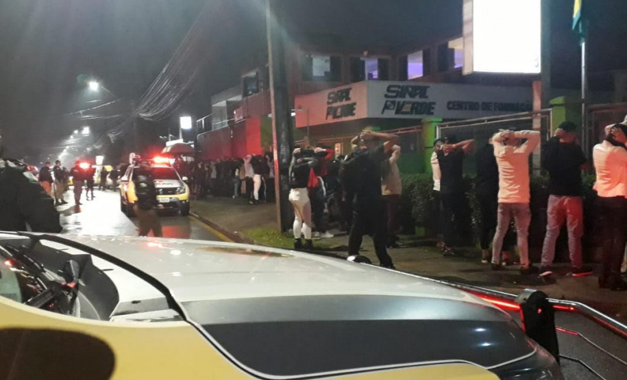 As operações deste final de semana da Ação Integrada de Fiscalização Urbana (AIFU) contra o descumprimento das medidas de enfrentamento da Covid-19 resultaram em 17 estabelecimentos comerciais interditados e 40 autuações administrativas lavradas. O balanço leva em consideração a atuação entre quinta-feira (17) e domingo (20).  -  Curitiba, 20/06/2021  -  Foto: AIFU/SESP-PR