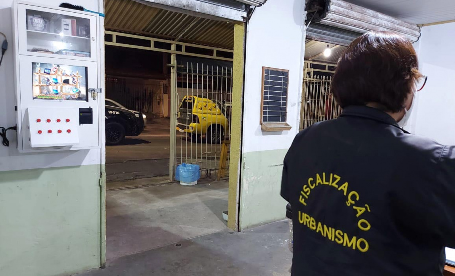 As operações deste final de semana da Ação Integrada de Fiscalização Urbana (AIFU) contra o descumprimento das medidas de enfrentamento da Covid-19 resultaram em 17 estabelecimentos comerciais interditados e 40 autuações administrativas lavradas. O balanço leva em consideração a atuação entre quinta-feira (17) e domingo (20).  -  Curitiba, 20/06/2021  -  Foto: AIFU/SESP-PR