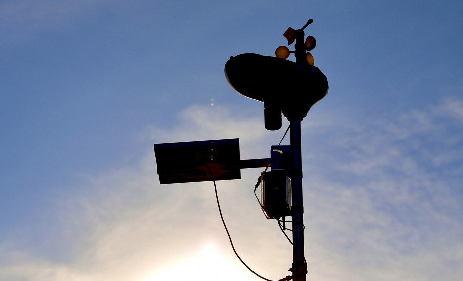 A Portos do Paraná implantou uma estação meteorológica própria, que disponibilizará medições e alertas em tempo real sobre as condições atmosféricas no Porto de Paranaguá. A ferramenta poderá ser acessada por toda a comunidade portuária, servindo de auxílio na prevenção de acidentes de trabalho. - Paranaguá, 21/06/2021 - Foto: Cláudio Neves/Portos do Paraná