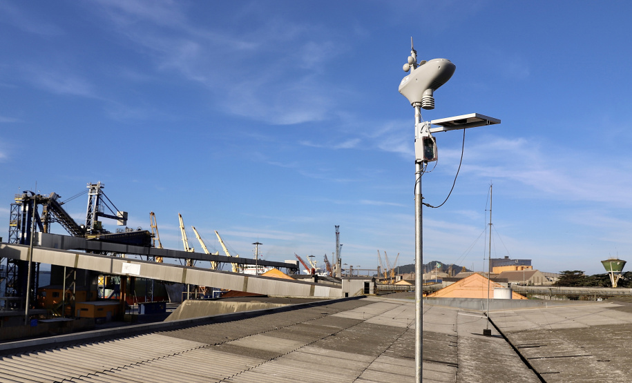 A Portos do Paraná implantou uma estação meteorológica própria, que disponibilizará medições e alertas em tempo real sobre as condições atmosféricas no Porto de Paranaguá. A ferramenta poderá ser acessada por toda a comunidade portuária, servindo de auxílio na prevenção de acidentes de trabalho. - Paranaguá, 21/06/2021 - Foto: Cláudio Neves/Portos do Paraná